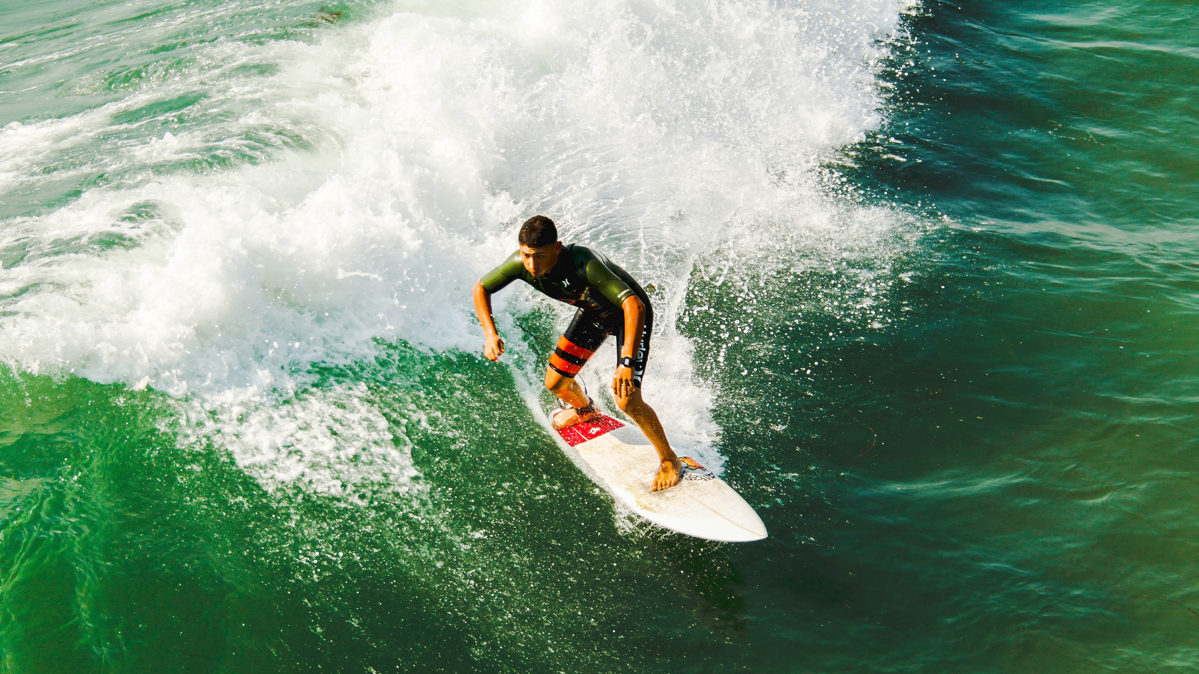 “简阳文体中心：羽毛球赛场上的快速反应与精准击球”